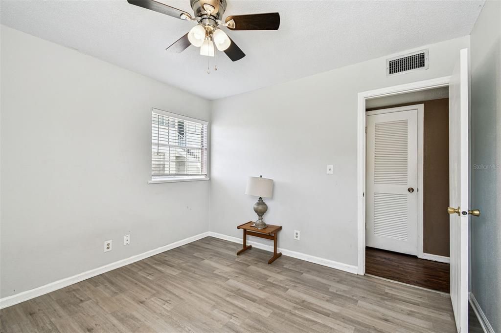 合同活跃: $99,000 (2 贝兹, 2 浴室, 909 平方英尺)