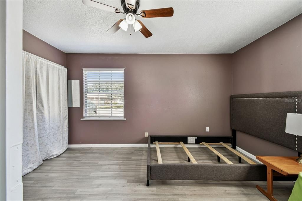 合同活跃: $99,000 (2 贝兹, 2 浴室, 909 平方英尺)