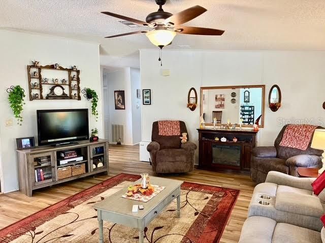 待售: $198,900 (2 贝兹, 2 浴室, 1367 平方英尺)