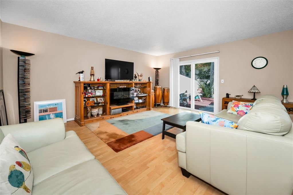 For Sale: $385,000 (3 beds, 2 baths, 1558 Square Feet)