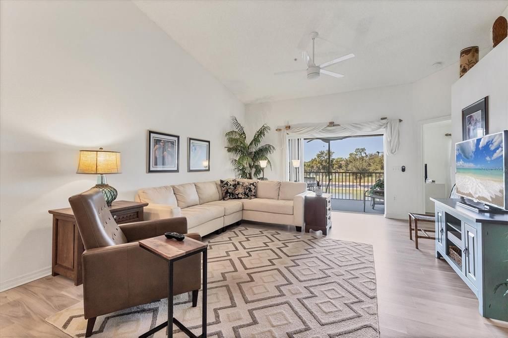 En Venta: $299,900 (2 camas, 2 baños, 1684 Pies cuadrados)