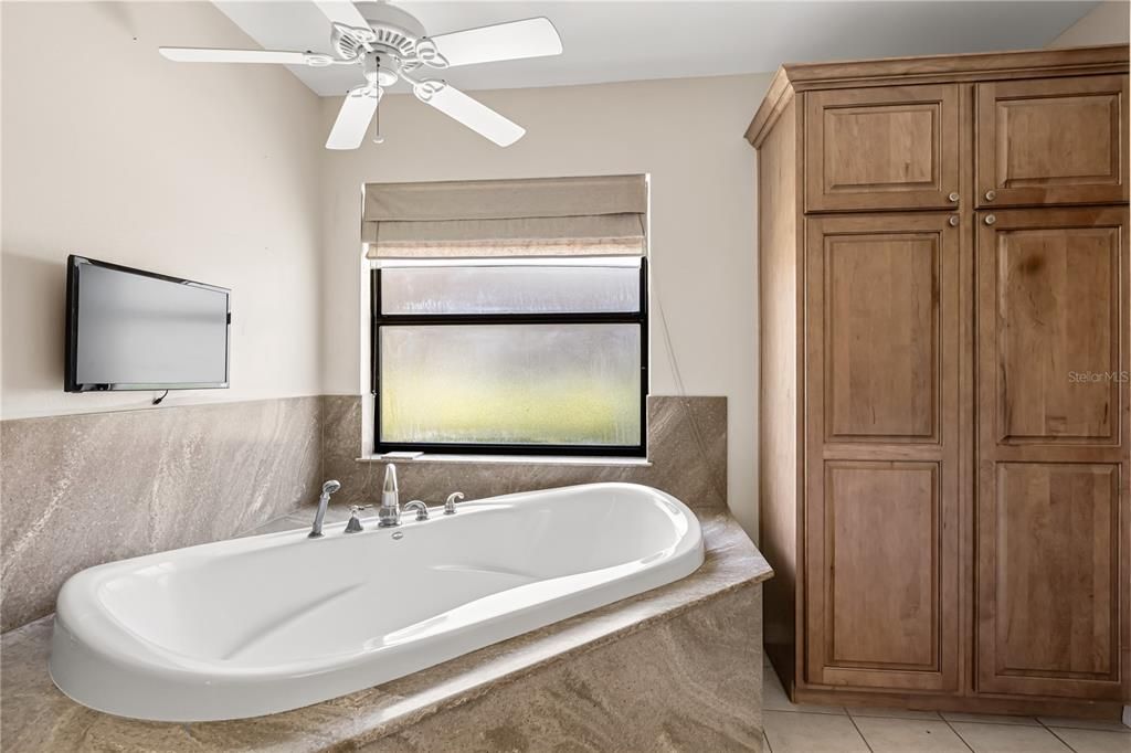 待售: $450,000 (4 贝兹, 2 浴室, 2695 平方英尺)