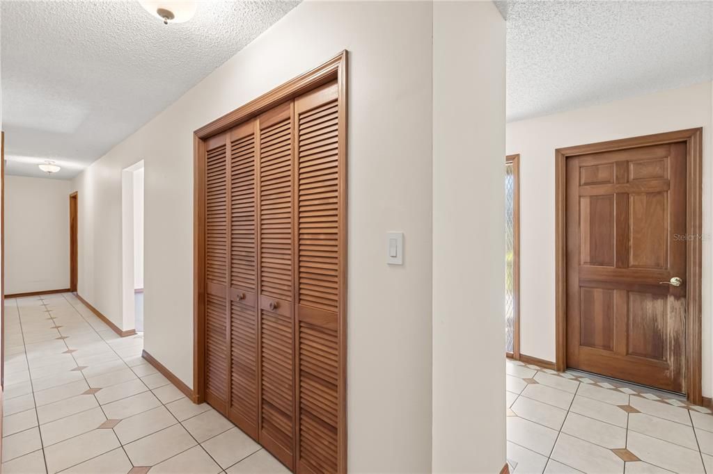 待售: $450,000 (4 贝兹, 2 浴室, 2695 平方英尺)