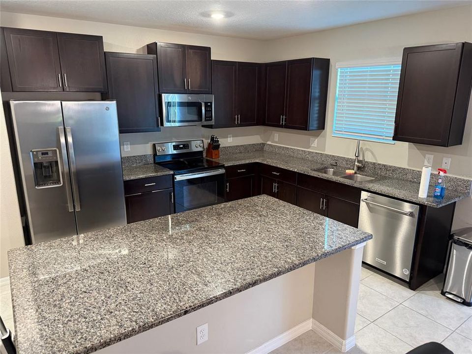 На продажу: $384,900 (4 спален, 2 ванн, 2633 Квадратных фут)