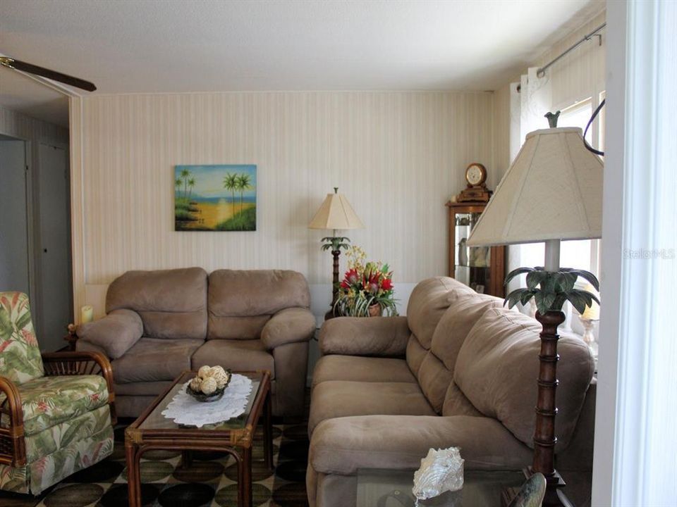 For Sale: $117,900 (2 beds, 2 baths, 1056 Square Feet)