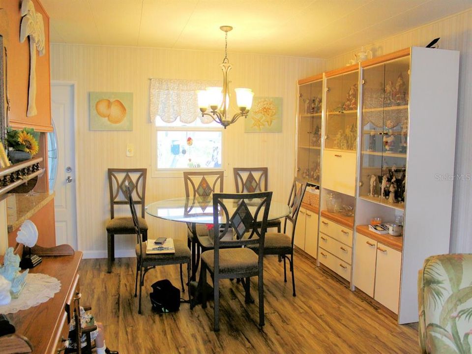 For Sale: $117,900 (2 beds, 2 baths, 1056 Square Feet)