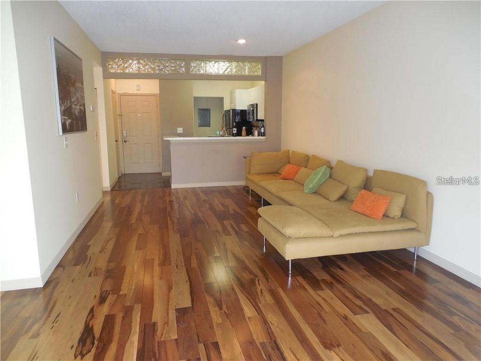 For Sale: $169,900 (2 beds, 2 baths, 990 Square Feet)