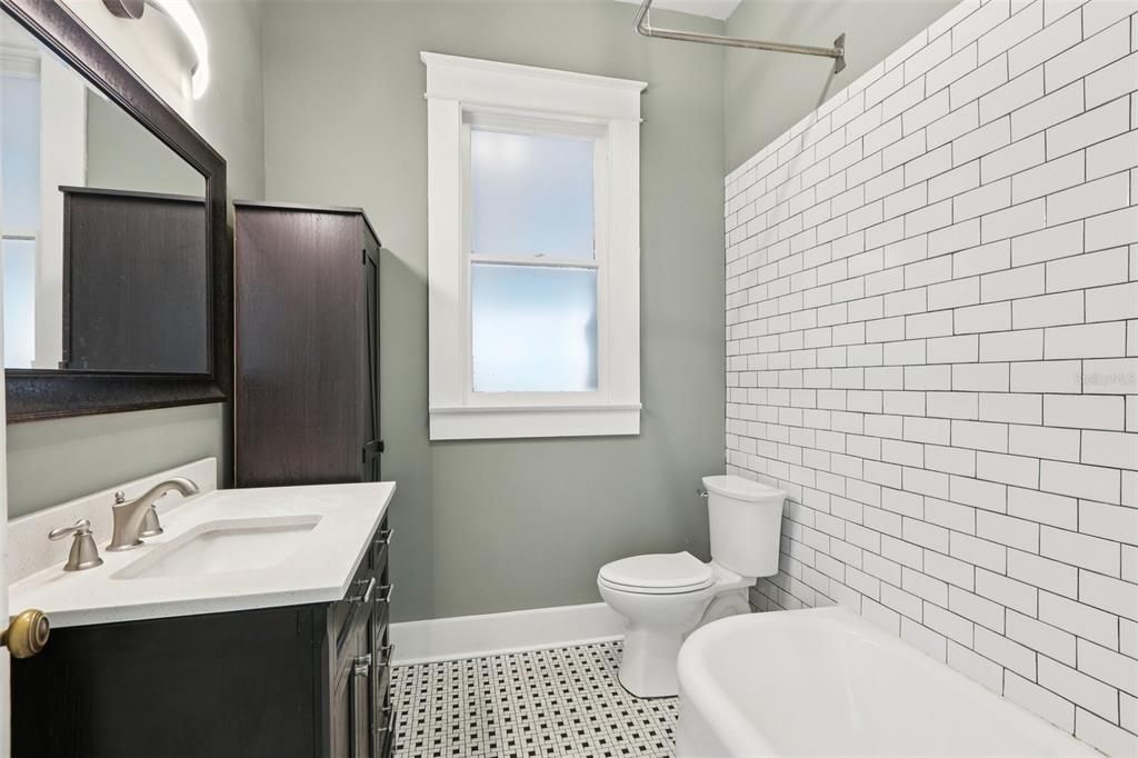 Activo con contrato: $749,000 (3 camas, 2 baños, 1708 Pies cuadrados)