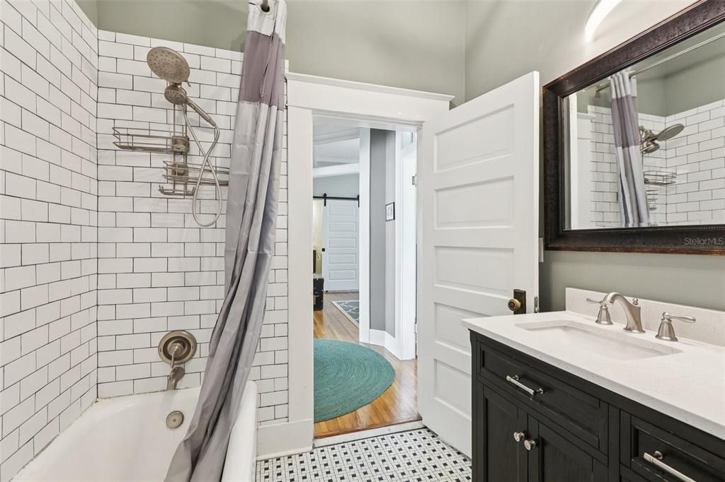 Activo con contrato: $749,000 (3 camas, 2 baños, 1708 Pies cuadrados)