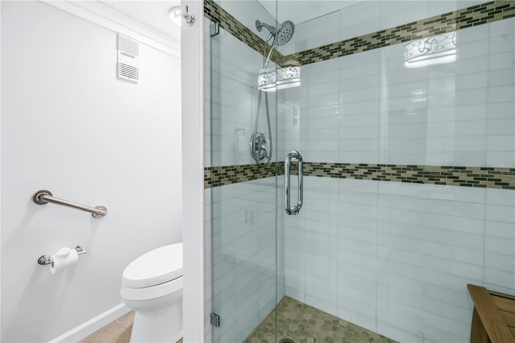 Activo con contrato: $749,000 (2 camas, 2 baños, 2210 Pies cuadrados)