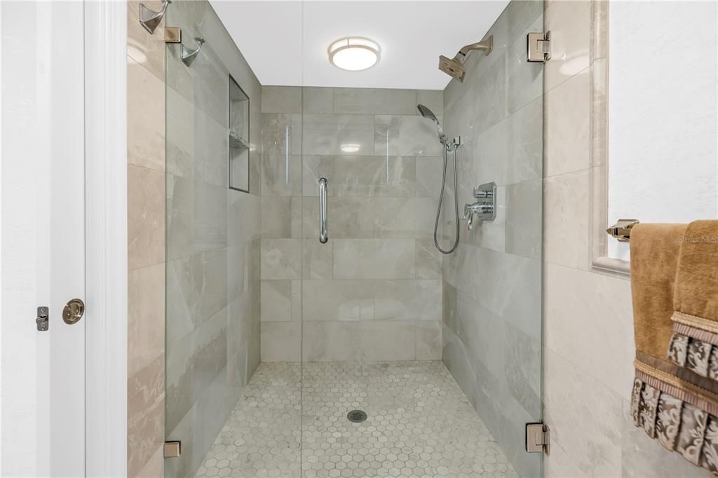 Activo con contrato: $749,000 (2 camas, 2 baños, 2210 Pies cuadrados)