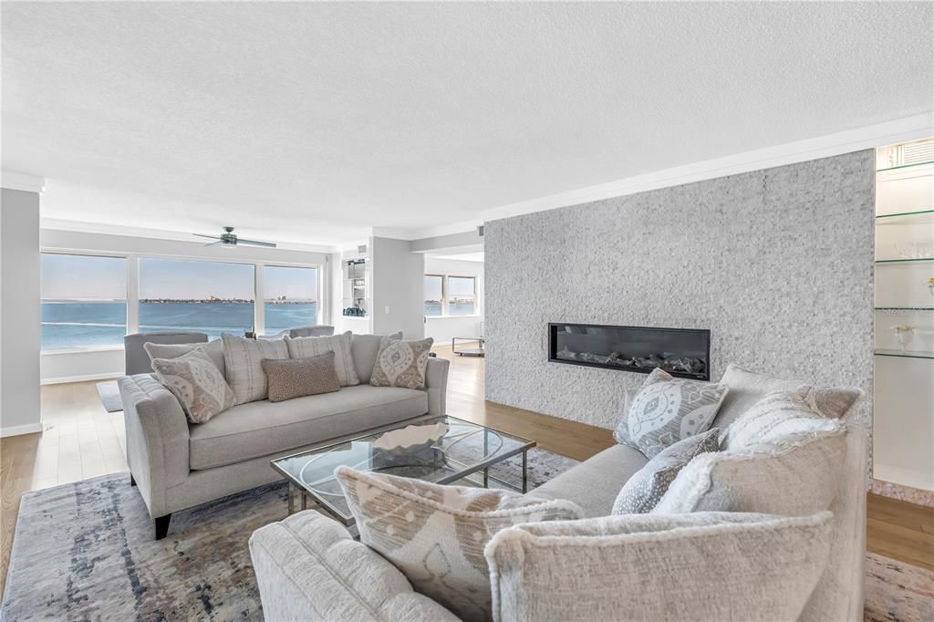 Activo con contrato: $749,000 (2 camas, 2 baños, 2210 Pies cuadrados)