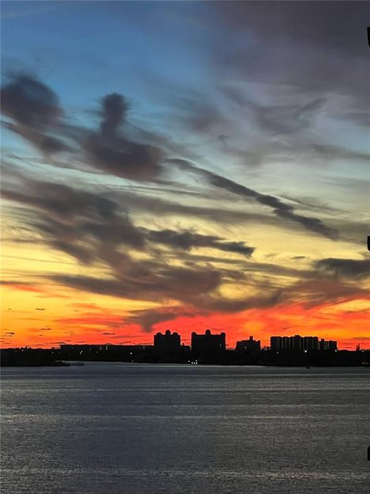 Activo con contrato: $749,000 (2 camas, 2 baños, 2210 Pies cuadrados)