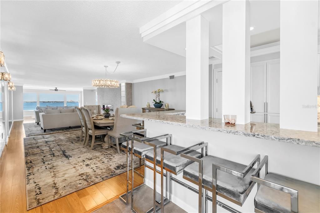 Activo con contrato: $749,000 (2 camas, 2 baños, 2210 Pies cuadrados)