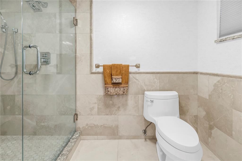 Activo con contrato: $749,000 (2 camas, 2 baños, 2210 Pies cuadrados)