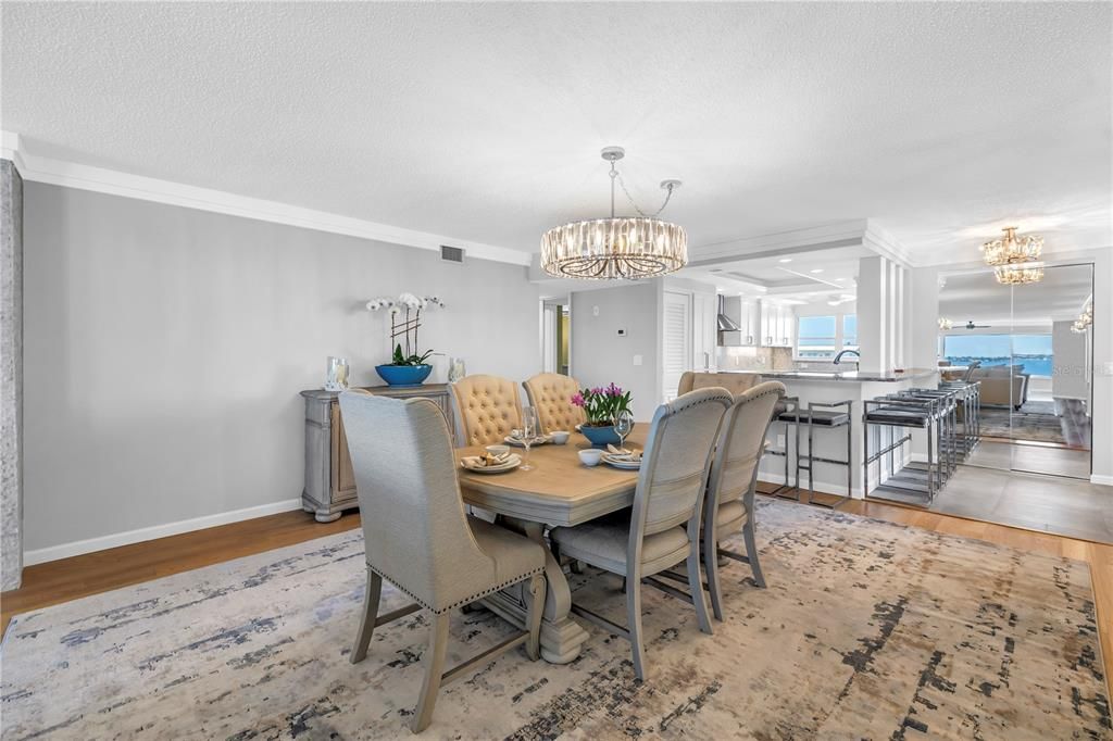 Activo con contrato: $749,000 (2 camas, 2 baños, 2210 Pies cuadrados)