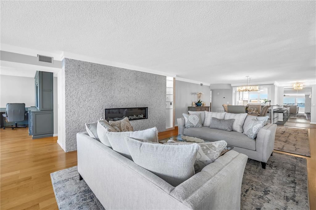 Activo con contrato: $749,000 (2 camas, 2 baños, 2210 Pies cuadrados)