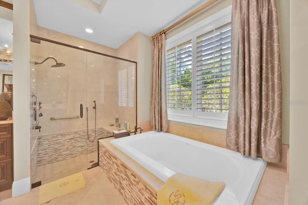 Activo con contrato: $4,890,000 (5 camas, 5 baños, 3713 Pies cuadrados)