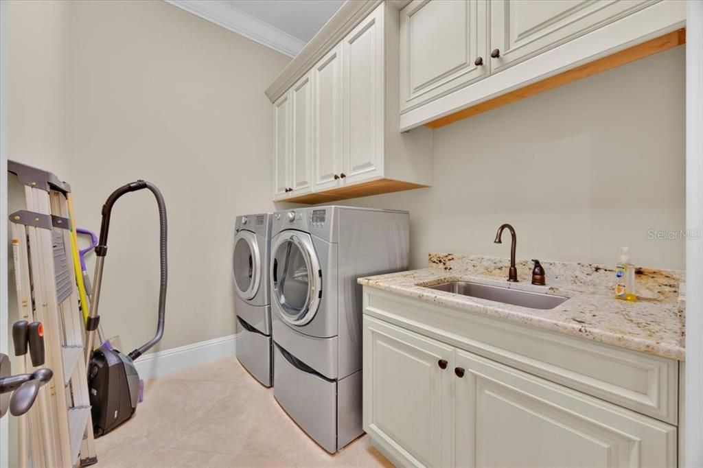 Activo con contrato: $4,890,000 (5 camas, 5 baños, 3713 Pies cuadrados)