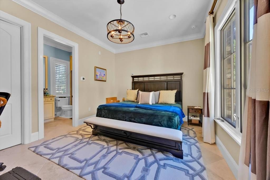 Activo con contrato: $4,890,000 (5 camas, 5 baños, 3713 Pies cuadrados)