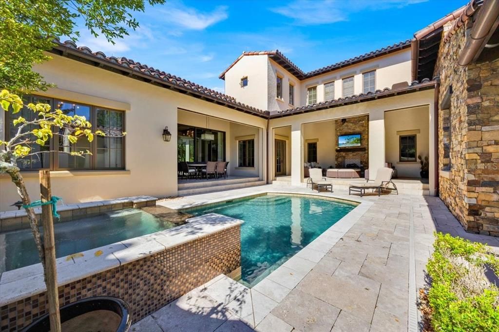 Activo con contrato: $4,890,000 (5 camas, 5 baños, 3713 Pies cuadrados)