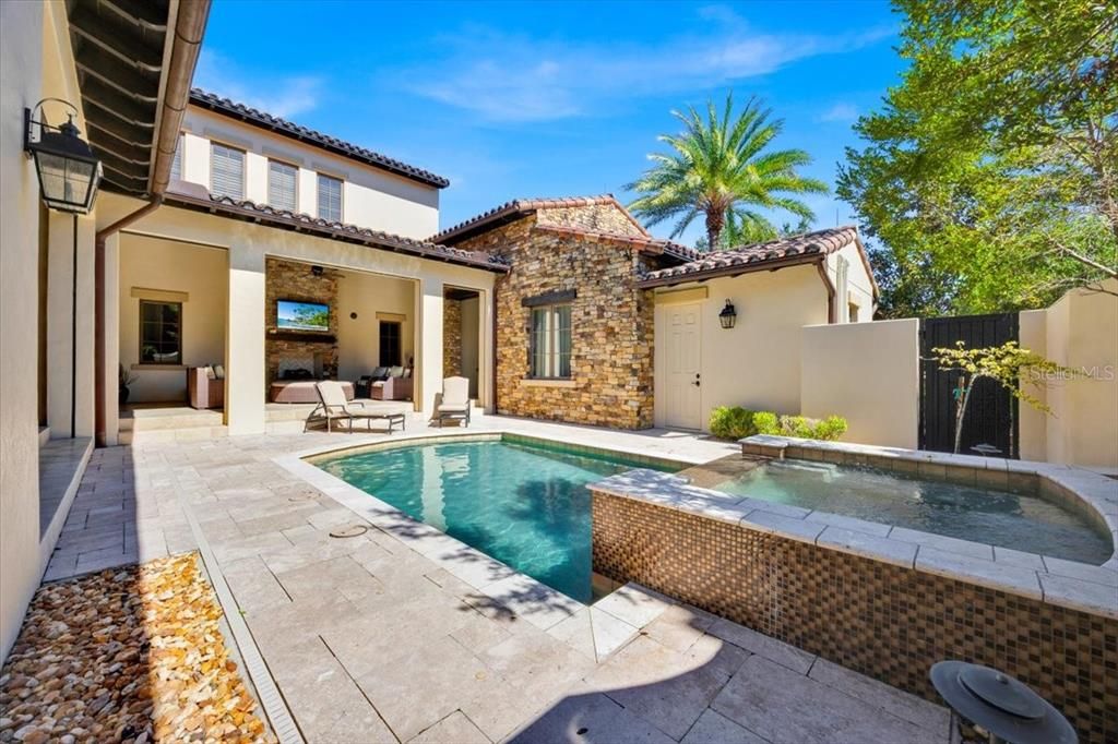 Activo con contrato: $4,890,000 (5 camas, 5 baños, 3713 Pies cuadrados)