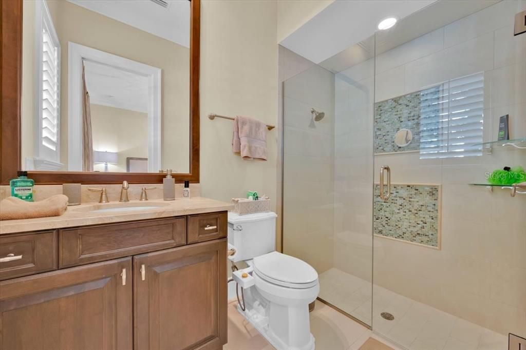 Activo con contrato: $4,890,000 (5 camas, 5 baños, 3713 Pies cuadrados)