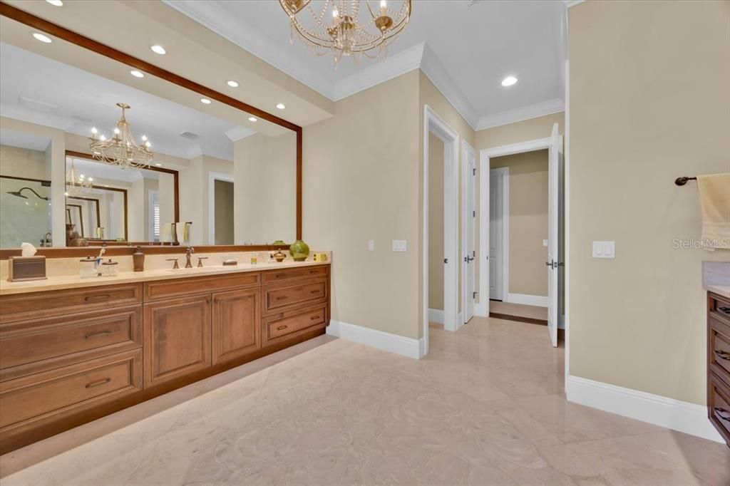 Activo con contrato: $4,890,000 (5 camas, 5 baños, 3713 Pies cuadrados)