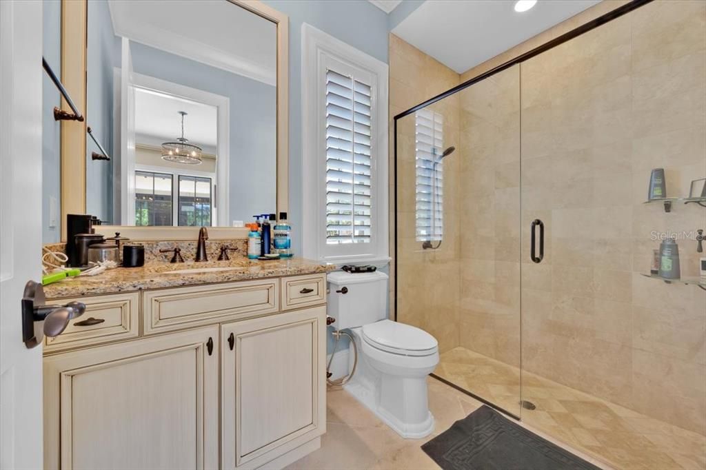 Activo con contrato: $4,890,000 (5 camas, 5 baños, 3713 Pies cuadrados)