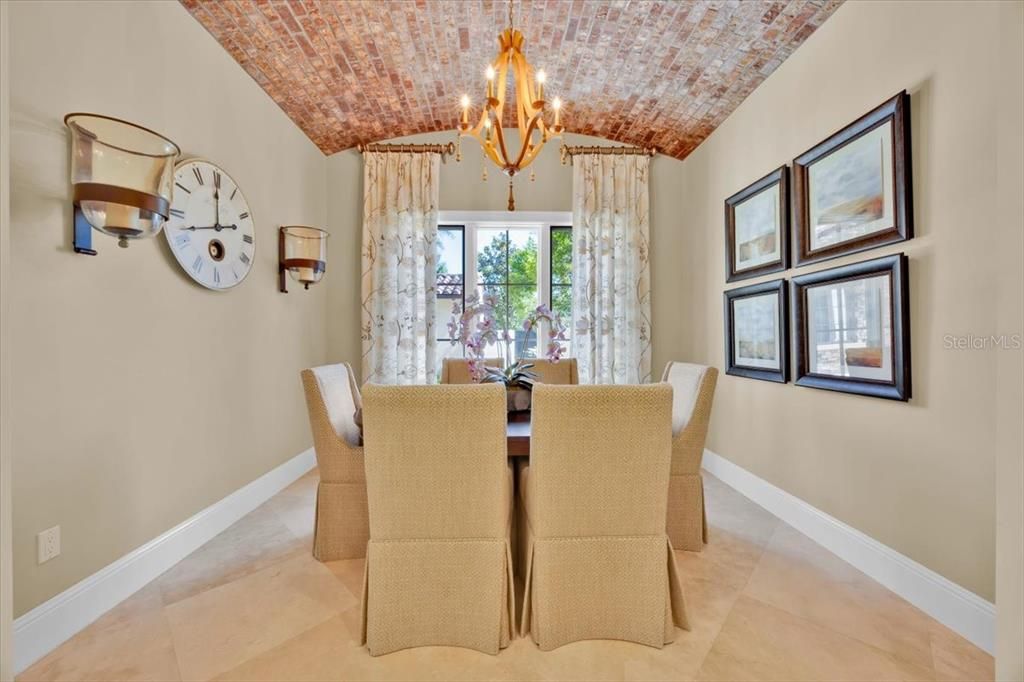 Activo con contrato: $4,890,000 (5 camas, 5 baños, 3713 Pies cuadrados)