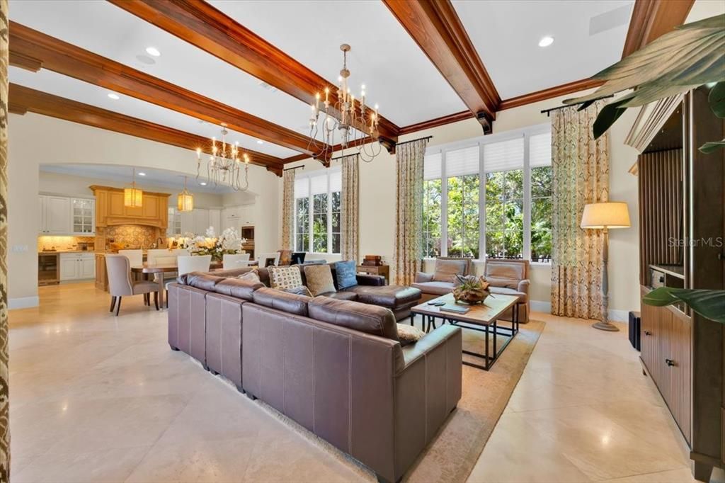 Activo con contrato: $4,890,000 (5 camas, 5 baños, 3713 Pies cuadrados)