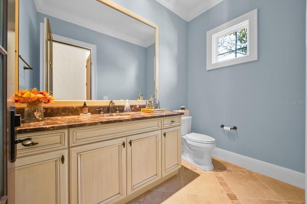 Activo con contrato: $4,890,000 (5 camas, 5 baños, 3713 Pies cuadrados)