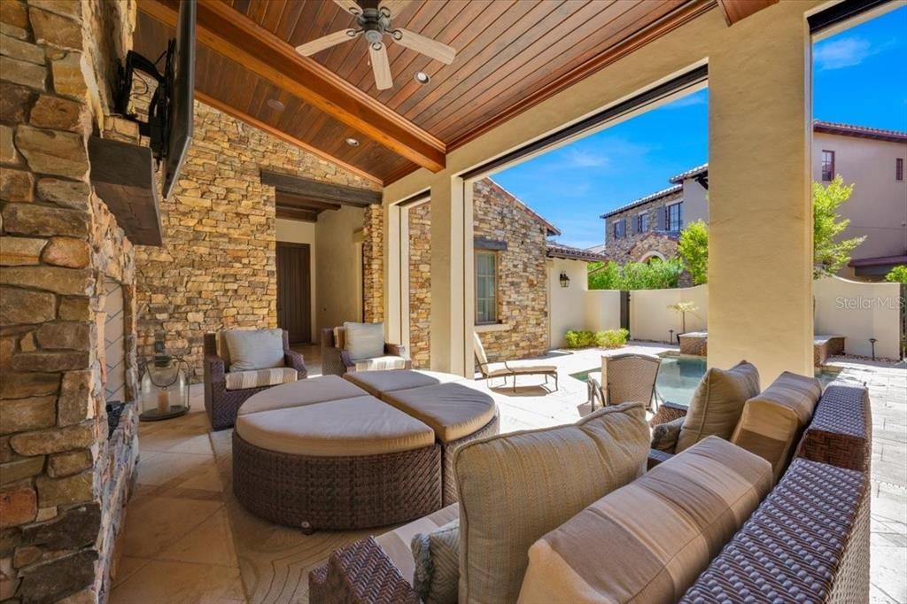 Activo con contrato: $4,890,000 (5 camas, 5 baños, 3713 Pies cuadrados)