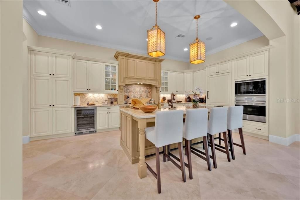 Activo con contrato: $4,890,000 (5 camas, 5 baños, 3713 Pies cuadrados)