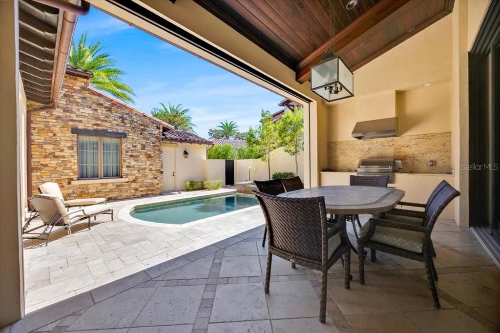 Activo con contrato: $4,890,000 (5 camas, 5 baños, 3713 Pies cuadrados)