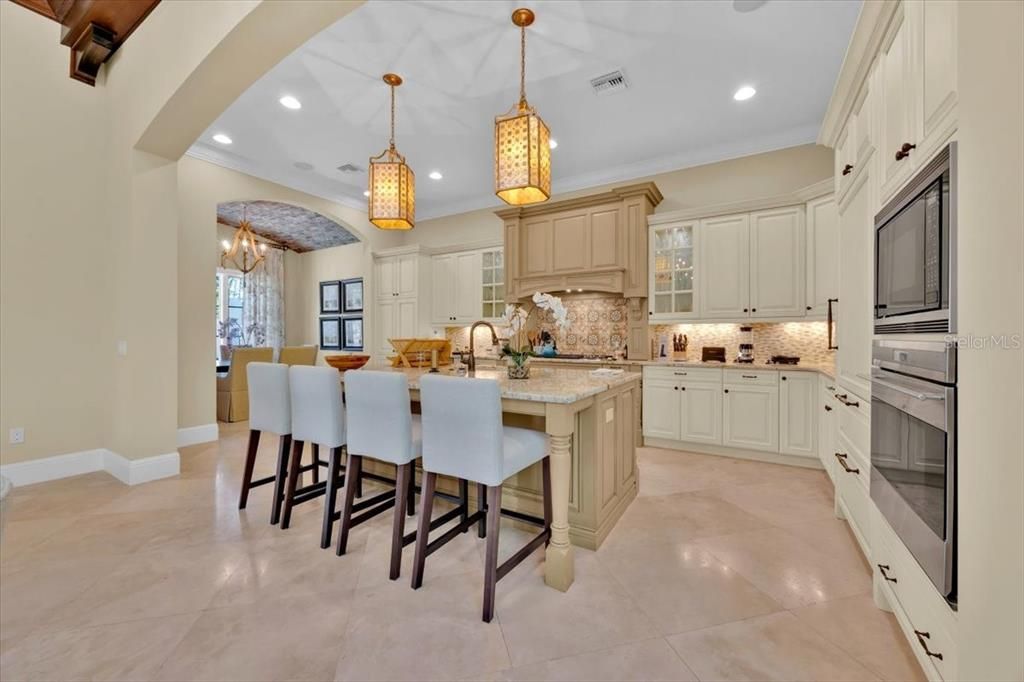 Activo con contrato: $4,890,000 (5 camas, 5 baños, 3713 Pies cuadrados)