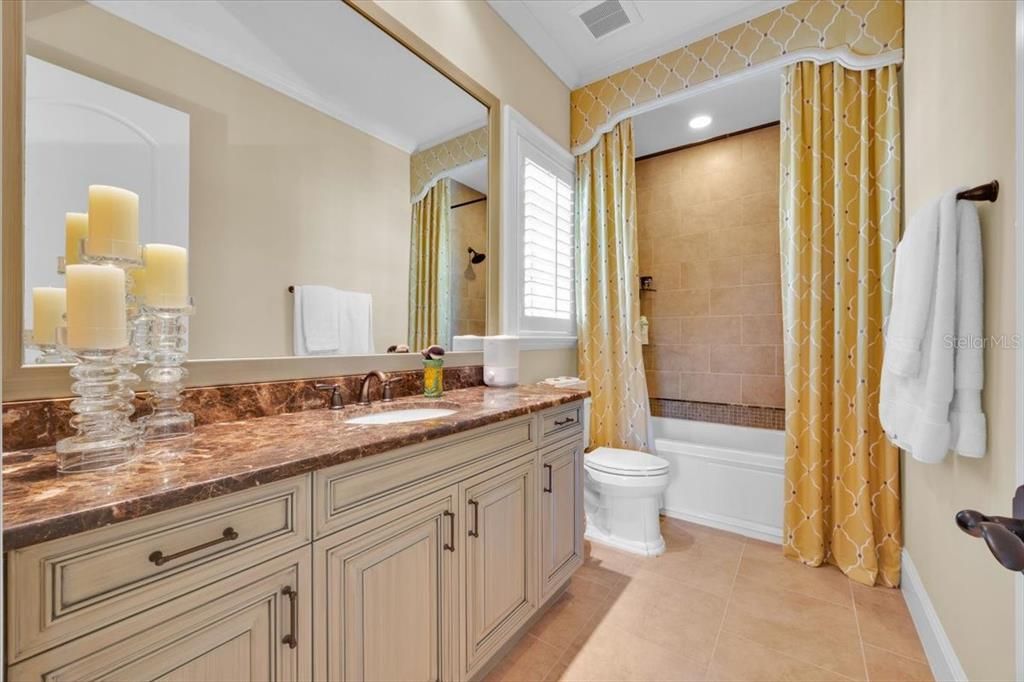 Activo con contrato: $4,890,000 (5 camas, 5 baños, 3713 Pies cuadrados)