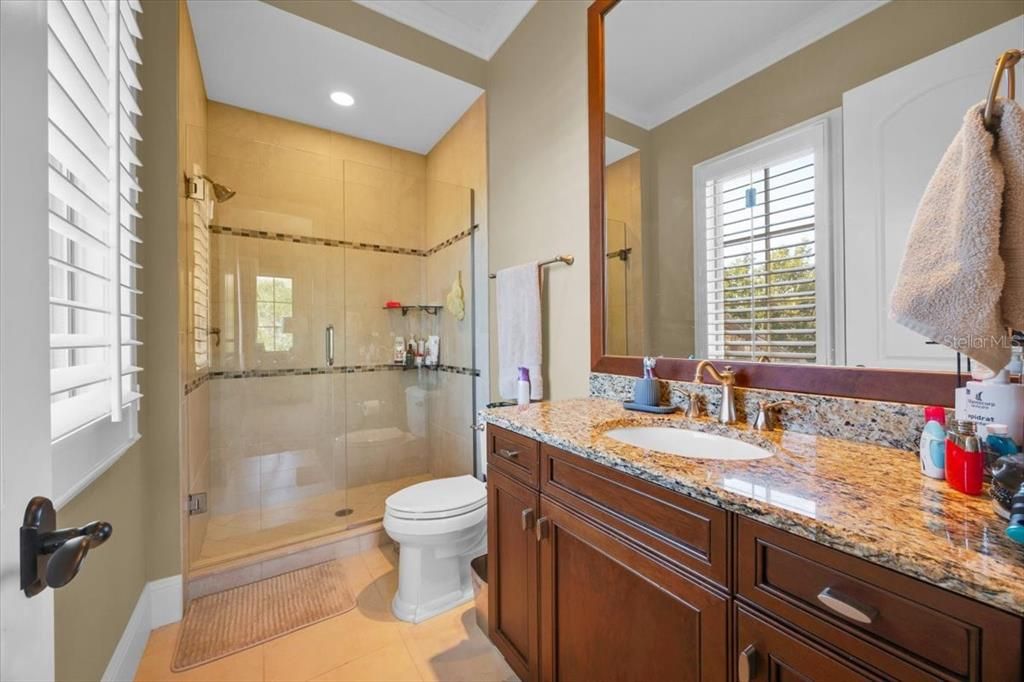 Activo con contrato: $4,890,000 (5 camas, 5 baños, 3713 Pies cuadrados)