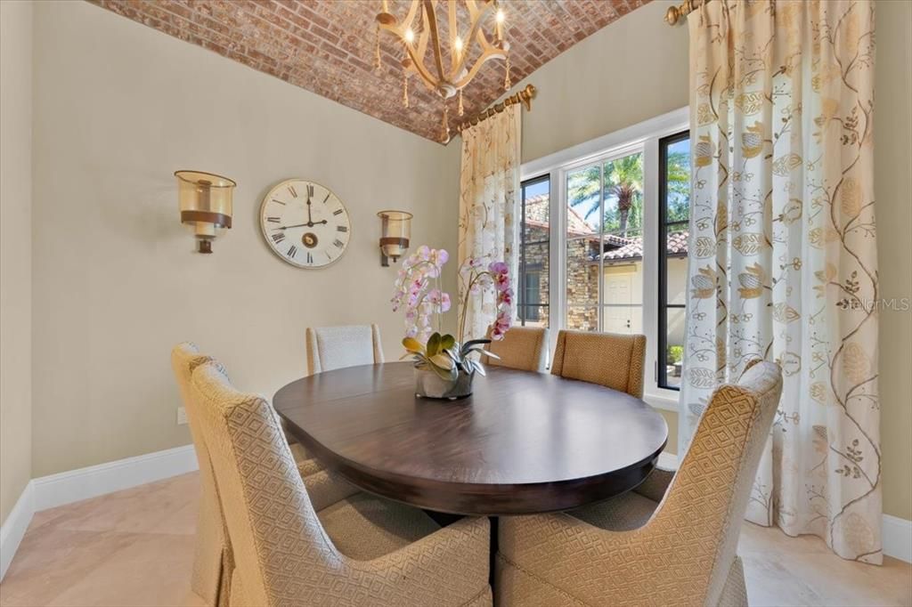 Activo con contrato: $4,890,000 (5 camas, 5 baños, 3713 Pies cuadrados)