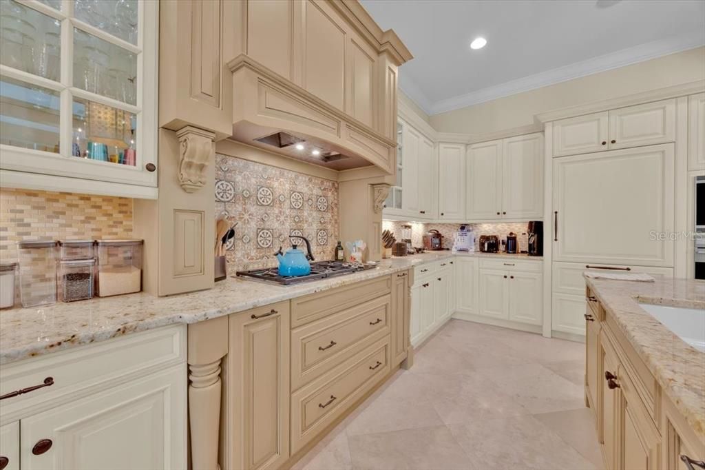 Activo con contrato: $4,890,000 (5 camas, 5 baños, 3713 Pies cuadrados)