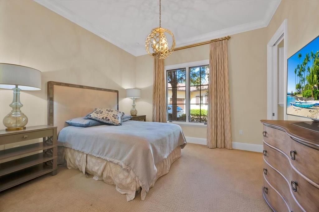 Activo con contrato: $4,890,000 (5 camas, 5 baños, 3713 Pies cuadrados)