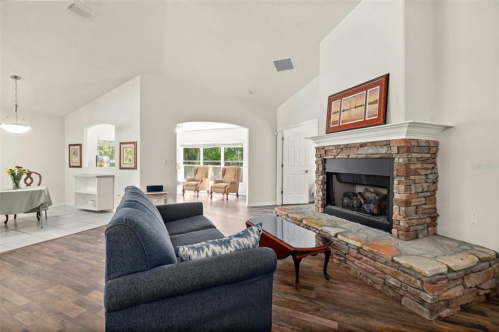 待售: $349,900 (3 贝兹, 2 浴室, 2196 平方英尺)