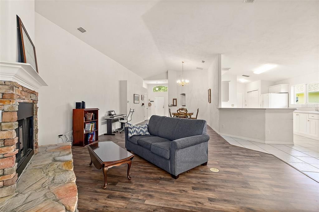 待售: $349,900 (3 贝兹, 2 浴室, 2196 平方英尺)