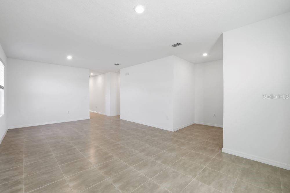 For Sale: $349,999 (4 beds, 2 baths, 1974 Square Feet)