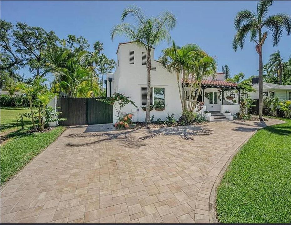 For Sale: $1,185,000 (4 beds, 2 baths, 2000 Square Feet)