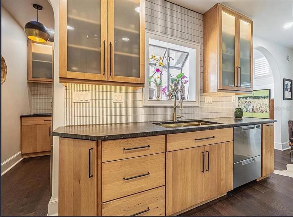 For Sale: $1,185,000 (4 beds, 2 baths, 2000 Square Feet)