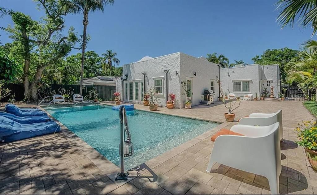 For Sale: $1,185,000 (4 beds, 2 baths, 2000 Square Feet)