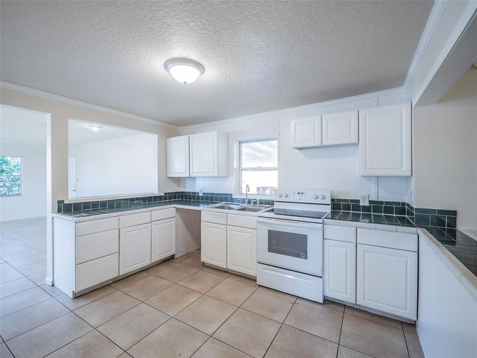 For Sale: $305,000 (3 beds, 2 baths, 1603 Square Feet)