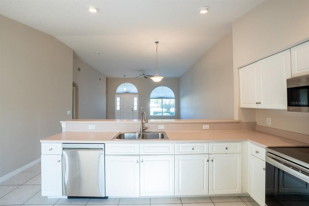 待售: $499,000 (12 贝兹, 0 浴室, 2588 平方英尺)