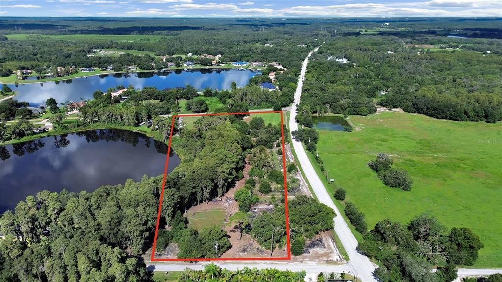 На продажу: $1,650,000 (5.11 acres)